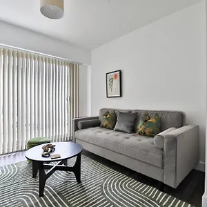 Apartment Elegant 2-Bed Flat With Parking & Balcony, Cardiff